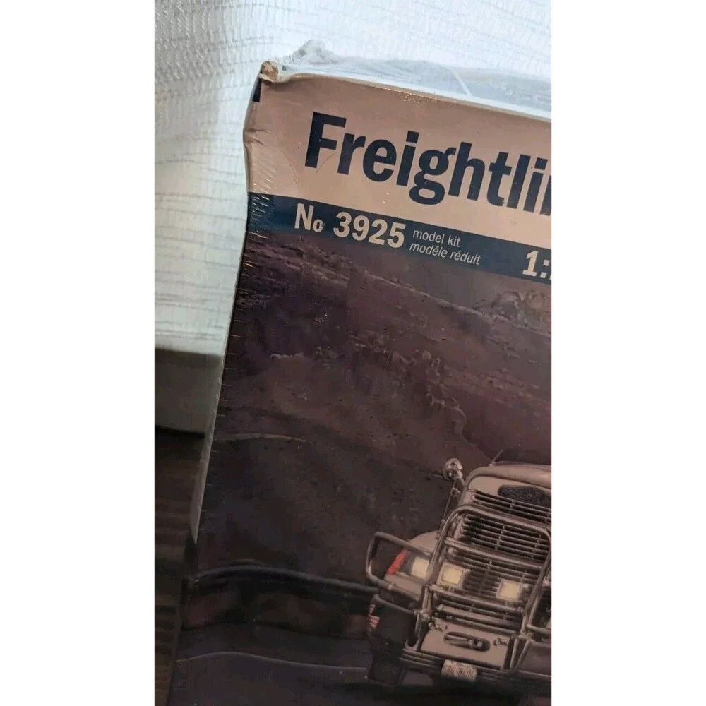 Italeri Freightliner Fld 120 Special 	 ITA3925 SEALED NEW - READ DESCRIPTION